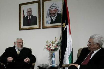 Abdelaziz Duaik (izquierda), presidente del Parlamento palestino, conversa con Abbas ayer en Ramala.