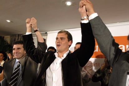 Albert Rivera y José Domingo (a la izquierda) celebran los resultados de Ciutadans en las elecciones autónomicas, en Barcelona el 1 de noviembre de 2006.
