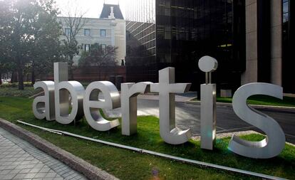 Logotipo de Abertis, a pie de calle, en su sede en Madrid.