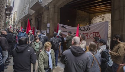 Un piquete delante del Museo Picasso de Barcelona este martes.