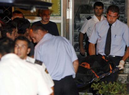 Empleados de la funeraria trasladan el cadáver de Aélica Dacosta, víctima de violencia machista en Vigo.