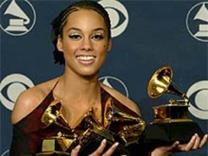 Alicia Keys posa con los cinco <b></b><i>grammys</i> que logró el jueves.