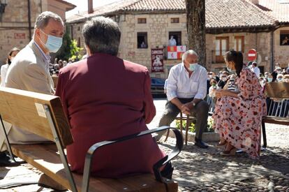 El rey Felipe VI y la reina Letizia durante un encuentro con personas mayores en la Plaza Plazuela de Vinuesa, Soria, este miércoles. Los Reyes se han interesado por la situación de los mayores y la despoblación en el contexto de la actual pandemia y han mantenido un encuentro con representantes de diversos colectivos para conocer sus preocupaciones.