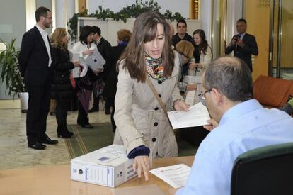 Momento en el que representantes de Ayudas más Justas entregan en el Parlamento vasco las firmas recogidas para endurecer el acceso a la RGI.