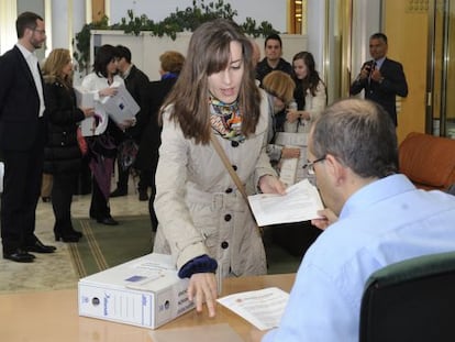 Momento en el que representantes de Ayudas más Justas entregan en el Parlamento vasco las firmas recogidas para endurecer el acceso a la RGI.