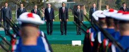 Dirigentes de los países de la OTAN, durante la ceremonia del cruce del puente entre Kehl (Alemania) y Estrasburgo (Francia), durante la segunda jornada de la cumbre.