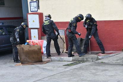 Agentes de la Unidad de Reconocimiento de Subsuelo (URS) de la Guardia Civil revisaban este miércoles alcantarillas y galerías subterráneas en el polígono de Ceuta donde ha aparecido el narcotúnel.