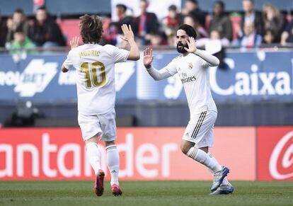 Isco celebra con Luka Modric el primer gol del Real Madrid en el estadio de El Sadar, en Pamplona.