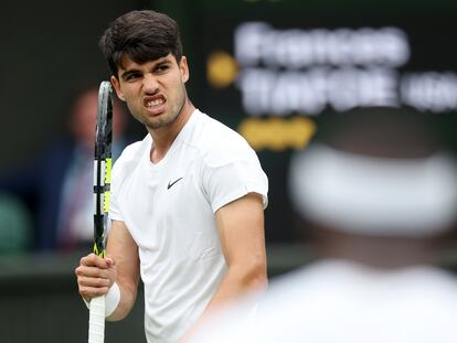Wimbledon (United Kingdom), 05/07/2024.- Carlos Alcaraz of Spain celebrates a point during the Men's 3rd round match against Frances Tiafoe of the USA at the Wimbledon Championships, Wimbledon, Britain, 05 July 2024. (Tenis, Francia, España, Reino Unido) EFE/EPA/ADAM VAUGHAN EDITORIAL USE ONLY
