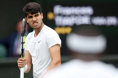 Alcaraz, durante el partido contra Tiafoe en la central de el All England Club.