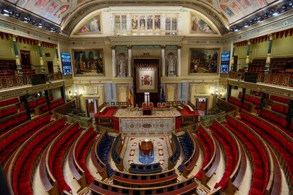 Vista del hemiciclo del Congreso de los Diputados en Madrid, preparado para la jura de la Constitución de la princesa de Asturias.
