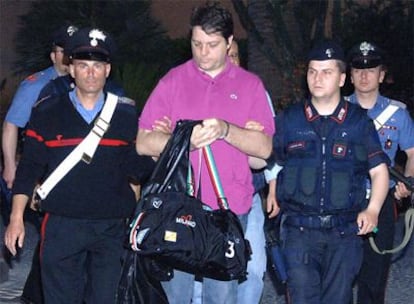 Giuseppe Iovine, hermano del jefe Antonio Iovine, del clan de los Casalesi, sale de su casa rodeado por la policía.