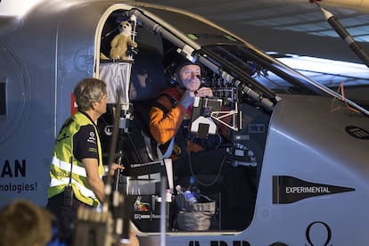 Tras más de quince días en la capital andaluza, el 'Solar Impulse 2' ha despegado a las 6:18 de este lunes con destino a El Cairo.