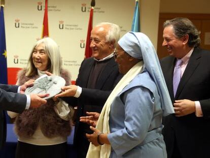 Juan Luis Cebri&aacute;n recibe el premio de manos de los representantes del Foro Ecum&eacute;nico Social.