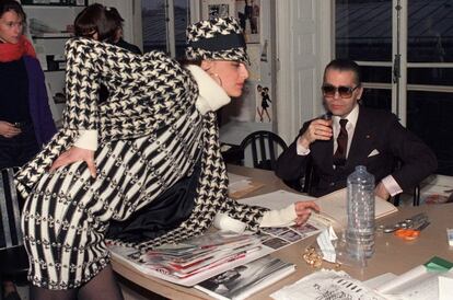 El diseñador y director de arte de la casa de moda Chanel, Karl Lagerfeld, conversa con la modelo francesa Inès de la Fressange durante la preparación de los últimos detalles de la colección otoño-invierno 1987-88, el 13 de marzo de 1987.