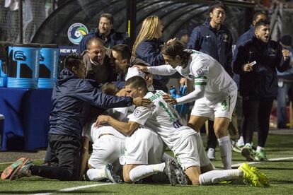 En medio de los nervios canadienses y con un jugador menos, Cellerino pareció sentenciar el campeonato en el minuto 85. Marcó el 3-1 gracias a un pase largo que recibió, muy bien colocado, y que pilló adelantado al portero canadiense. En la imagen, jugadores del Cosmos celebran uno de los goles.