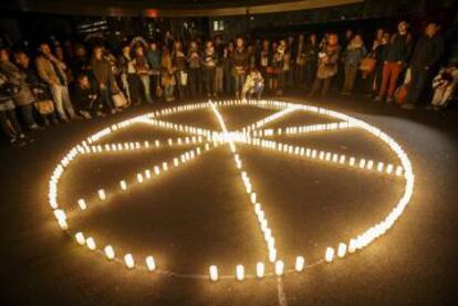 Miembros y simpatizantes de MSF recuerdan, en Ginebra, el primer aniversario del bombardeo estadounidense al hospital de Kunduz.
