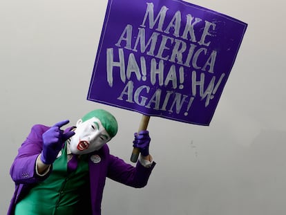 Un hombre caracterizado como Donald Trump y el Joker, durante una convención en San Diego, California.