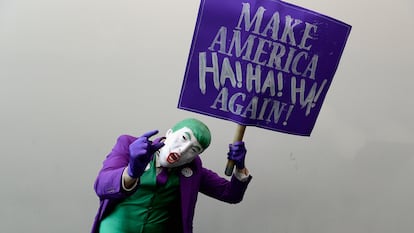 Un hombre caracterizado como Donald Trump y el Joker, durante una convención en San Diego, California.