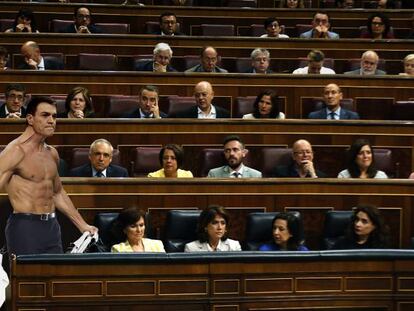 El líder socialista se parte la camisa ante la mirada impasible del resto de parlamentarios.