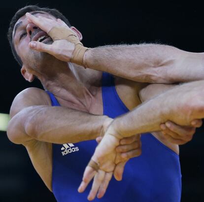 El francés Christophe Guenot durante la competición de lucha contra el danés Mark Overgaard Madsen.