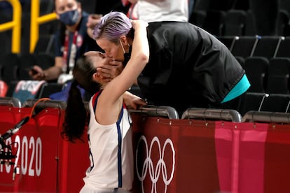 SUE BIRD Y MEGAN RAPINOE. Han sido la pareja más relevante y comprometida del colectivo LGTB+ en el deporte internacional. Dos leyendas estadounidenses en sus respectivos deportes, fútbol y baloncesto, que se conocieron por primera vez cuando compartieron por casualidad sesión de fotos promocional con motivo de los Juegos Olímpicos de Río 2016. Intimaron en la fiesta de celebración de la medalla de oro conseguida por la selección femenina de baloncesto y desde entonces no han separado sus caminos. Recientemente retiradas, ambas comparten podcast y productora audiovisual.