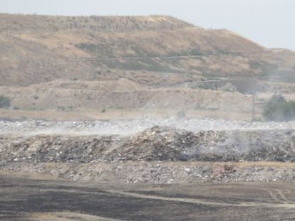 Humo procedente del incendio soterrado en un vertedero ilegal junto a Rivas-Vaciamadrid.