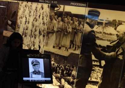 Varias personas visitan el Museo del Holocausto de Los Ángeles después del evento de conmemoración por el Día del Recuerdo del Holocausto en Los Ángeles (California), el 24 de abril de 2017.