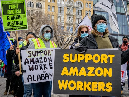 Trabajadores de Amazon protestan en Nueva York, este mes de febrero.