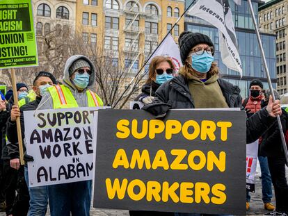 Trabalhadores da Amazon protestam em Nova York, em fevereiro.