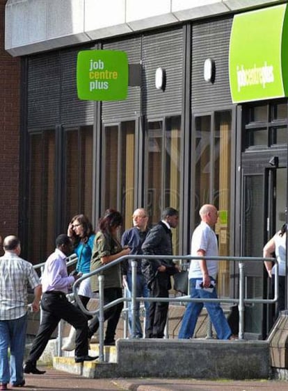 Cola para entrar en una oficina de empleo en la ciudad británica de Bromley (Kent).