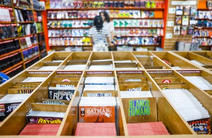 Un detalle de la tienda Akira cómics, en Madrid, galardonada con el premio Eisner a la mejor librería de tebeos de 2025.