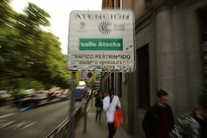 Señal de Madrid Central en el paseo del Prado.