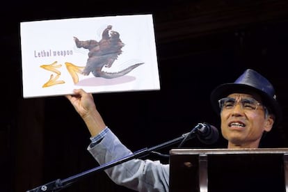El japonés Kiyoshi Mabuchi explica su investigación sobre el resbalón con una piel de plátano, que ha merecido el Ig Nobel de Física 2014, durante la entrega de los galardones en Harvard.