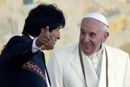 El presidente boliviano llama a Bergoglio “hermano Papa” y le ofrece una calurosa bienvenida nada más llegar a su país.