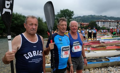 Los ganadores del descenso del Sella de 1968 junto al inglés Evans.