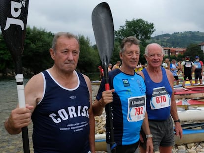 Los ganadores del descenso del Sella de 1968 junto al inglés Evans.