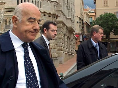 Joseph Safra, en una foto de archivo de 2002, sale del juicio por la muerte de su hermano Edmond, en Mónaco.