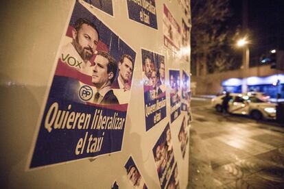 Carteles reivindicativos del taxi contra los tres partidos de derecha en la sede central de Ciudadanos en Ventas, Madrid.