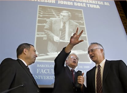 Marc Carrillo, Isidre Molas y Enoch Albertí, los tres en la imagen, durante el homenaje