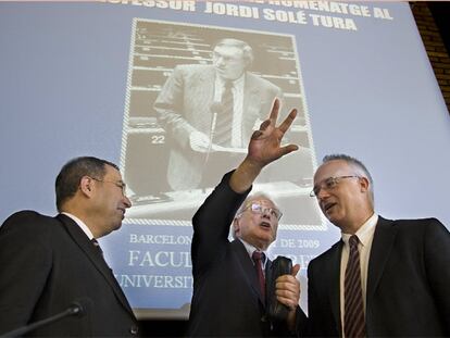 Marc Carrillo, Isidre Molas y Enoch Albertí, los tres en la imagen, durante el homenaje