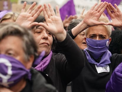 Varias mujeres en la manifestación del 8 de marzo en Bilbao.
 