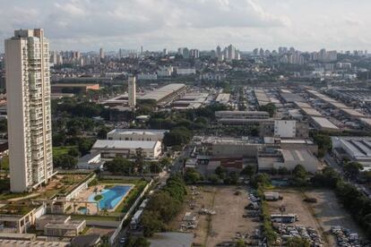 Terreno na Vila Leopoldina (&agrave; dir.), vizinho de pr&eacute;dio nobre. 