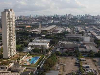 Terreno na Vila Leopoldina (&agrave; dir.), vizinho de pr&eacute;dio nobre. 