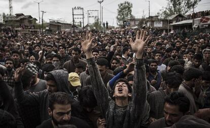 Jóvenes protestan en las calles de Cachemira. 