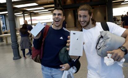 Álvaro Martín e Iván Martín con sus nuevos ´smartphones´.