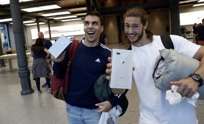 &Aacute;lvaro Mart&iacute;n e Iv&aacute;n Mart&iacute;n con sus nuevos &acute;smartphones&acute;.