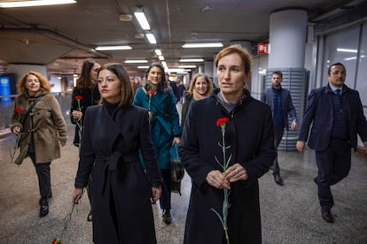 Las ministras de Sanidad, Mónica García (derecha), y de Juventud e Infancia, Sira Rego, participan en un homenaje en memoria de las víctimas de los atentados del 11-M, este lunes en la estación de Atocha.