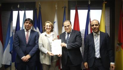 De izquierda a derecha, Rubén Urosa (OIJ) Javier Tebas, presidente de la LFP, Rebeca Grynspan, secretaria general de la SEGIB y Alejo Ramírez (OIJ), el viernes en la SEGIB. 