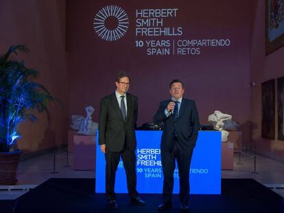 Discurso de Miguel Riaño (derecha), junto a James Palmer, senior partner de la firma a nivel global, durante la conmemoración del 10º aniversario, celebrado ayer en el Museo Thyssen-Bornemisza.